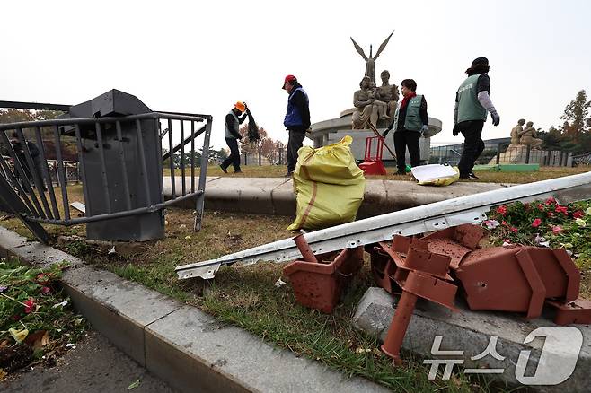 (서울=뉴스1) 유수연 기자 = 21일 0시 15분쯤 서울 종로구 청와대 앞 분수 광장으로 10대 후반 남성이 운전하는 승용차가 돌진하는 사고가 발생했다. 이날 오전 구청 관계자가 파손된 화단과 방호울타리를 정리하고 있다. 2024.11.21/뉴스1 ⓒ News1 구윤성 기자