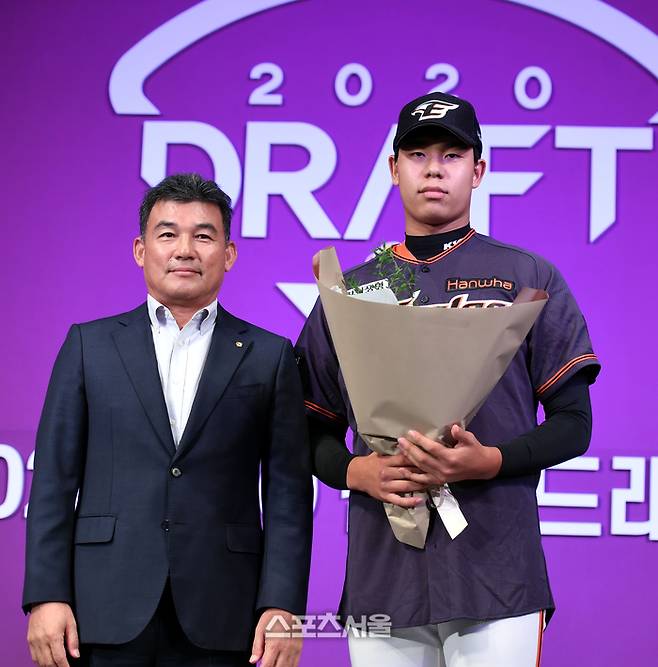 ‘2020 KBO 신인 드래프트’가 26일 서울 중구 웨스틴조선호텔 그랜드볼룸에서 열린 가운데 한화 1차 지명자 북일고 신지후(오른쪽)가 박종훈 단장과 포즈를 취하고 있다. 사진 | 최승섭기자 thunder@sportsseoul.com