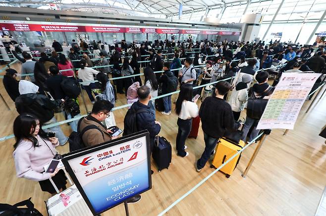 중국의 한국인 무비자 입국 시행 첫날인 지난 8일 인천 중구 인천국제공항 1터미널 출국장에서 관광객들이 중국행 비행기 탑승을 위해 수속 절차를 기다리고 있다. /뉴시스