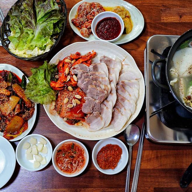 네이버 지도 〈종로3가 장군굴보쌈〉