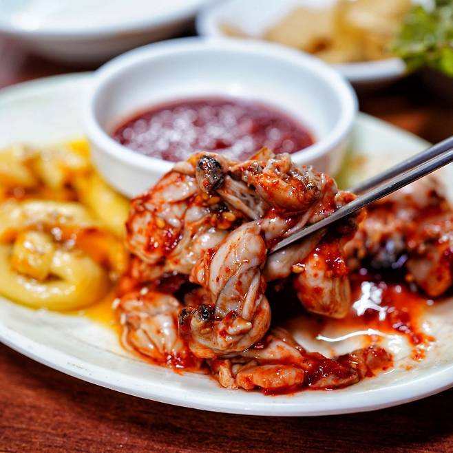 네이버 지도 〈종로3가 장군굴보쌈〉