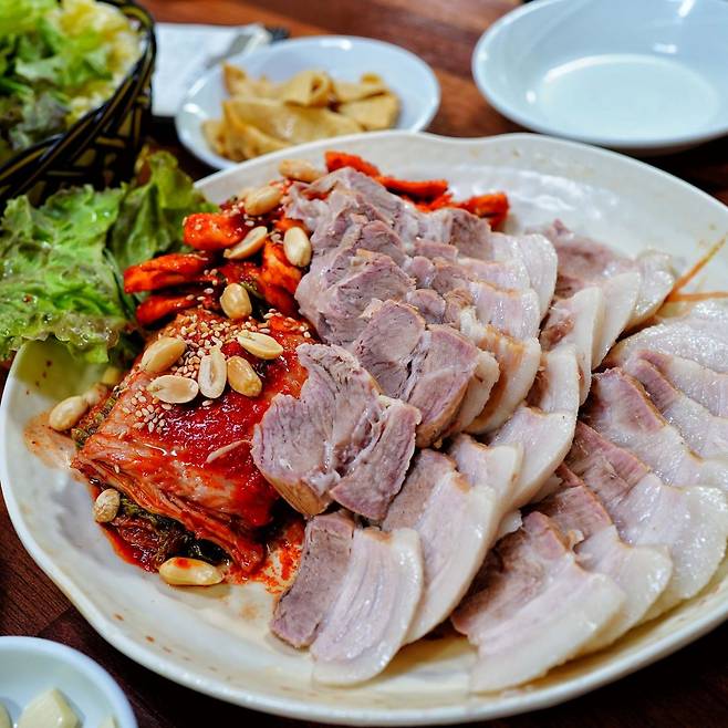 네이버 지도 〈종로3가 장군굴보쌈〉