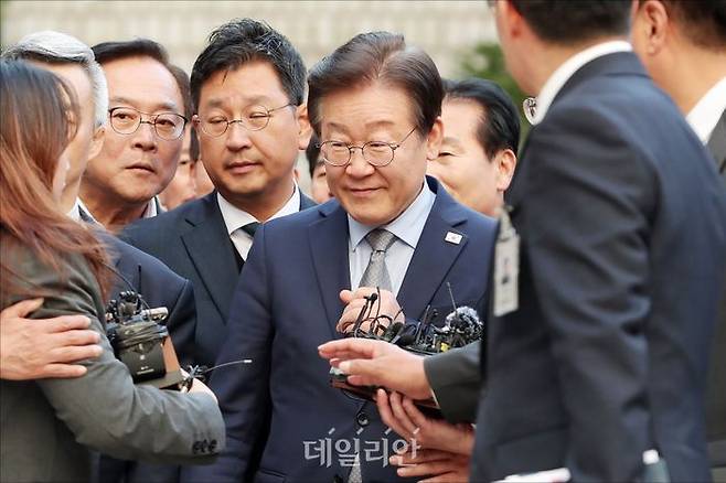 이재명 더불어민주당 대표가 지난 15일 오후 서울 서초구 서울중앙지방법원에서 열린 공직선거법 위반 1심 선고 공판에 출석하고 있다. ⓒ데일리안 홍금표 기자