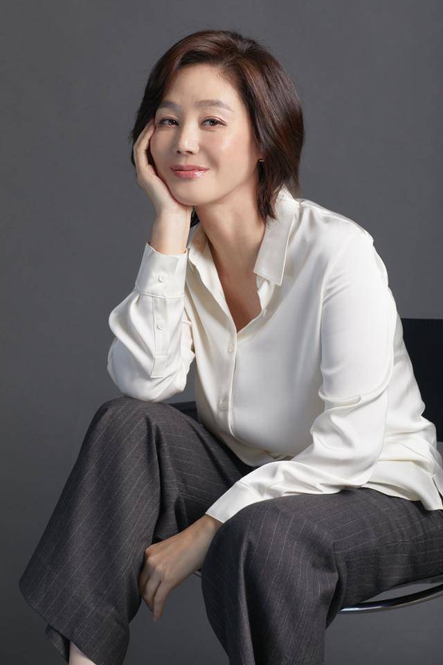 환갑(60세)을 3년 앞둔 김성령에게 드라마 '정숙한 세일즈' 속 금희의 모습은 각별하게 다가왔다. "금희를 통해 '내 나이에도 무엇인가에 도전해 재미를 찾고 희망을 얻을 수 있다'는 걸 보여주고 싶기도 했다"는 게 그가 이 드라마 출연을 결심하게 된 배경이었다. FN엔터테인먼트 제공