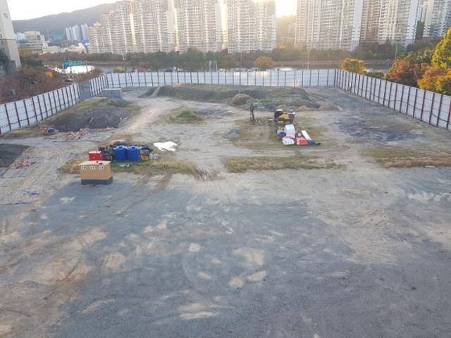 폐기물 10만 톤이 발견되면서 공사가 중단된 부산 해운대구 신청사 건립 부지 공사 현장. 권경훈 기자