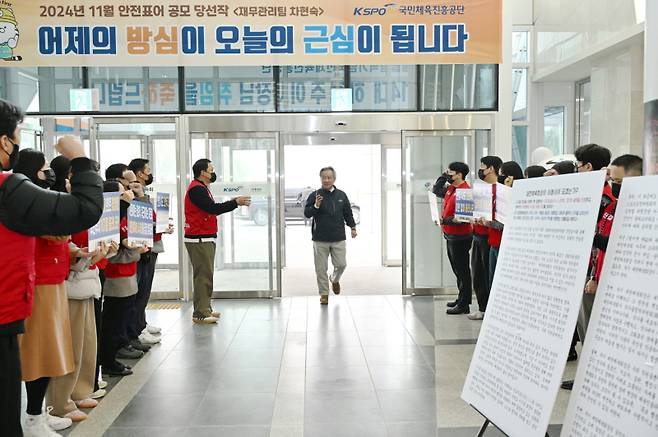 21일 오전 대한체육회에 출근하고 있는 이기흥 회장과 노조의 시위.    사진=대한체육회 노조 제공