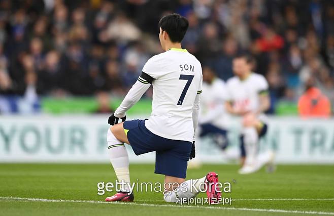 영국 매체 BBC가 최근 손흥민에 대한 인종차별 사건을 주목하며 EPL 내 아시아인 대상 인종차별 피해가 증가하는 추세라고 전했다. 사진은 지난 2022~23시즌 중 킥오프 전 손흥민의 모습. 사진=게티이미지