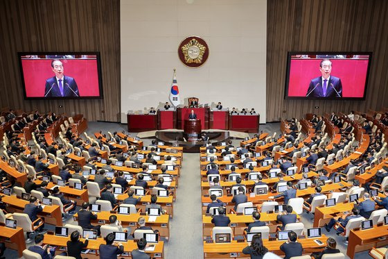 지난 4일 국회 본회의에서 한덕수 국무총리가 2025년도 예산안에 대한 시정연설문을 대독하는 모습. 전민규 기자