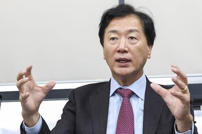 안병희 미래변호사 회장이 20일 서울 서초동 법무법인 한중 사무실에서 한국경제신문과 인터뷰를 하고 있다. 임형택 기자