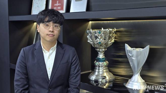 20일 쿠키뉴스와 만난 ‘벵기’ 배성웅 감독이 2020년 디플러스 기아의 롤드컵 우승 트로피와 나란히 섰다. 사진=김영건 기자&nbsp;