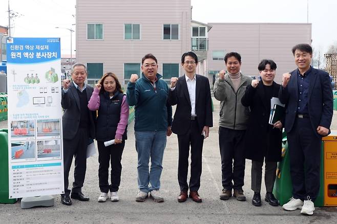 21일 친환경 제설제 제조기업 ㈜즐거운미래를 찾아가 임직원을 격려하는 백승보 조달청 차장(가운데). 조달청