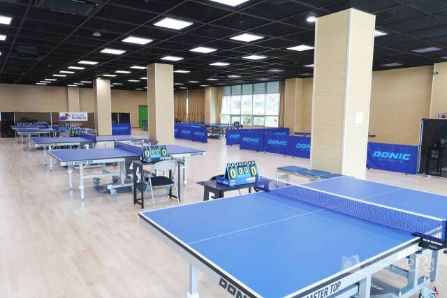 다목적 체육관에 설치된 탁구장. 안성시 제공