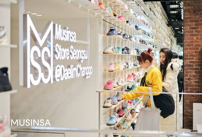 무신사 스토어 성수@대림창고에서 쇼핑을 하고 있는 외국인 고객의 모습 [무신사]