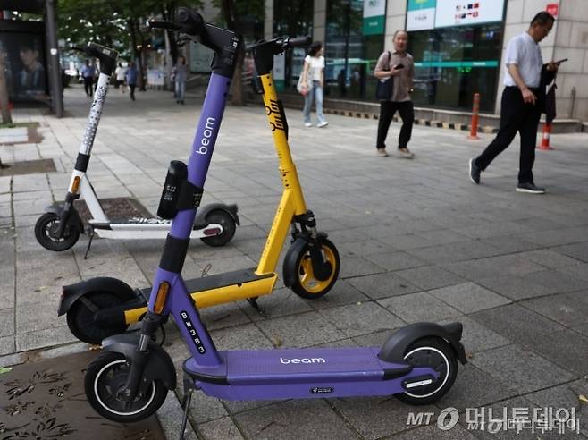 [서울=뉴시스] 김금보 기자 = 20일 서울시내 거리에 공유 전동킥보드가 주차돼 있다.  정부는 이달부터 올 연말까지 전동킥보드 주행 최고속도를 시속 25㎞에서 20㎞로 낮추는 시범운영 사업을 시행하고, 다음 달 말까지 안전모 미착용 등 안전수칙 위반에 대한 집중 단속을 실시한다. 2024.08.20. kgb@newsis.com /사진=김금보