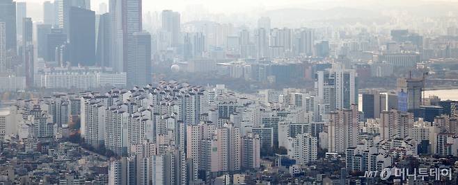 [서울=뉴시스] 김선웅 기자 = 서울 아파트 가격이 큰 폭으로 오르면서 내년 강남권 아파트 보유세가 올해보다 20~30% 상승할 것으로 전망된다. 19일 한국부동산원에 따르면 올해 9월까지 서울 아파트 실거래가 지수는 8.1% 올랐다. 9월 지수가 하락했고 12월까지 하락세가 이어져도 작년보다 아파트 공시가격이 올라 보유세는 상승분 만큼 높아질 수 있다. 19일 서울 시내 아파트단지의 모습. 2024.11.19. mangusta@newsis.com /사진=김선웅