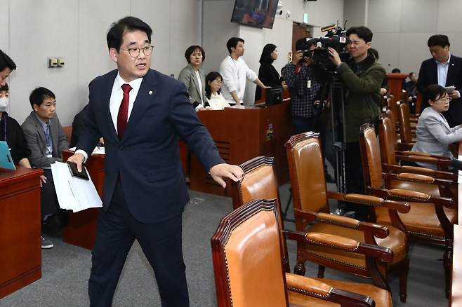 국회 운영위 여당 간사인 배준영 국민의힘 의원이 21일 오후 서울 여의도 국회에서 열린 운영위원회 전체회의에서 대통령비서실과 국가안보실의 특활비 삭감을 포함한 예산안에 대한 표결을 앞두고 윤석열 정부에 대한 분풀이 예산 삭감이라며 퇴장하고 있다. /사진=뉴스1