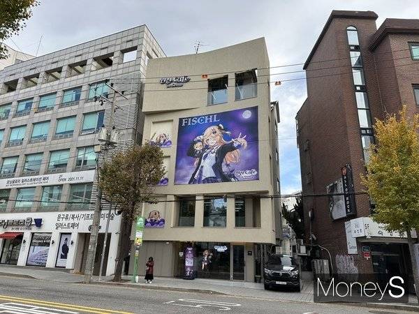 서브컬처 게임 '원신'은 대중적인 인기에 힘입어 대형 카페를 열기도 했다. 사진은 서울 마포구에 위치한 '원신 카페 인 서울'의 모습. /사진=김영훈 기자