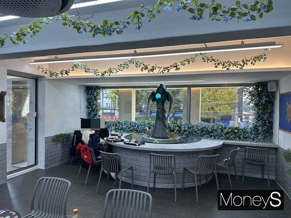 서브컬처 게임 '원신'은 대중적인 인기에 힘입어 대형 카페를 열기도 했다. 사진은 서울 마포구에 위치한 '원신 카페 인 서울'의 모습. /사진=김영훈 기자