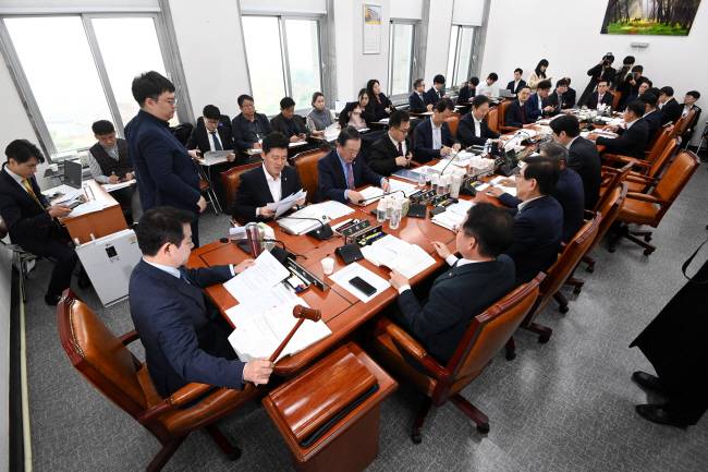 내년 예산안 심사 21일 오전 국회에서 열린 예산결산특별위원회 예산안 등 조정소위원회에서 의원들이 내년도 예산안을 심사하고 있다.  문호남 기자