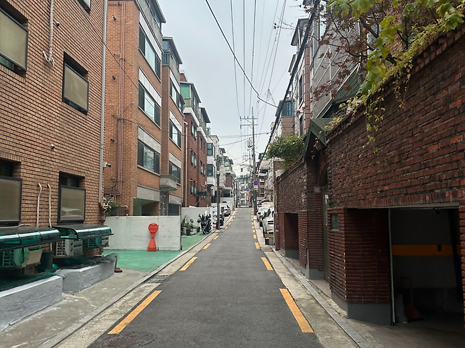 서울 관악구 봉천동 서울미술고등학교 인근 주택가 모습.［정주원 기자］