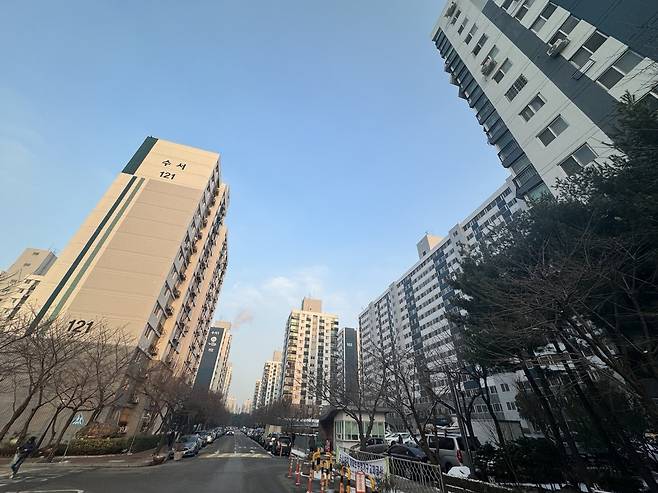 강남구 일원동 수서1단지 아파트. 단지내에 분양아파트와 SH임대아파트가 섞여있다.  서영상 기자