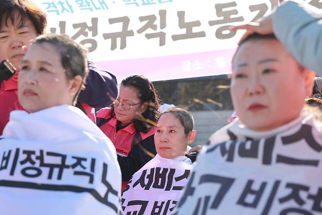 민주노총 서비스연맹 전국학교비정규직노동조합 조합원들이 6일 오전 서울 용산구 대통령실 인근에서 정부의 비정규직 임금 격차·학교급식실 결원·노동자 안전권 방치 등을 규탄하며 삭발식을 하고 있다. [연합]