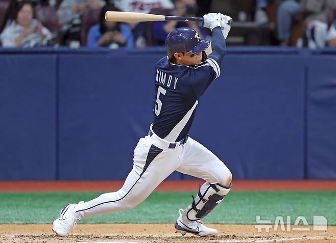 [서울=뉴시스] 김금보 기자 = 2일 서울 구로구 고척스카이돔에서 열린 2024 WBSC 프리미어12 한국 야구대표팀과 쿠바의 2차 평가전, 7회초 한국 선두타자 김도영이 1루타를 치고 있다. 2024.11.02. kgb@newsis.com