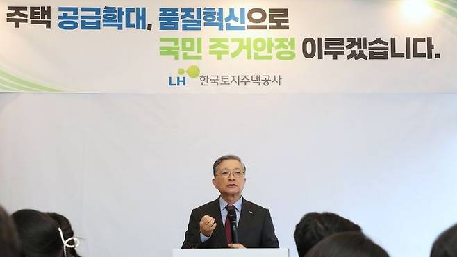 [서울=뉴시스] 이한준 한국토지주택공사(LH) 사장이 21일 오후 세종시 한 식당에서 기자간담회를 열고 인사말을 하고 있다. 2024.11.21. (사진=LH 제공) photo@newsis.com  *재판매 및 DB 금지