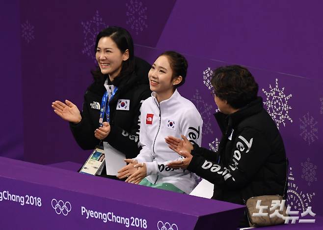 2018 평창동계올림픽 피겨 스케이팅 여자 싱글에서 이수경 빙상연맹 이사(왼쪽부터)가 최다빈과 점수를 확인하는 모습. 노컷뉴스