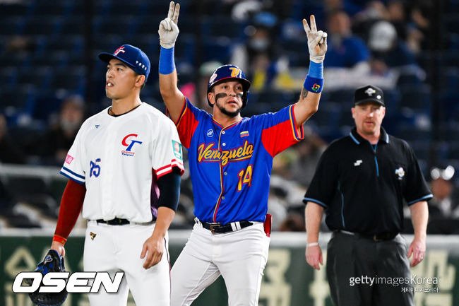 [사진] 베네수엘라 에르난 페레즈가 4회 안타를 치고 나간 뒤 기뻐하고 있다. ⓒGettyimages(무단전재 및 재배포 금지)