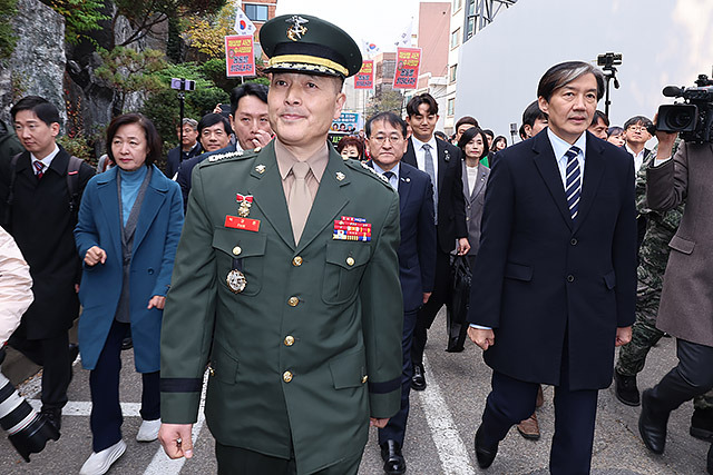 ▲ 박정훈(가운데) 전 해병대 수사단장이 21일 오후 서울 용산구 중앙지역군사법원에서 열리는 결심 공판에 출석하고 있다. ⓒ연합뉴스