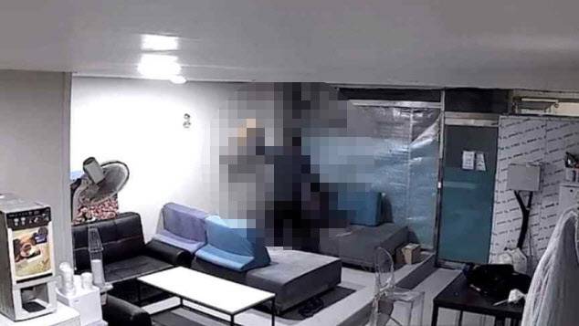 지난달 6일 오전 부산 사하구의 한 배달 대행업체 사무실에서 생후 6개월된 고양이 ‘명숙이’가 A씨로부터 학대를 당하는 장면. (동물권행동 카라 제공)