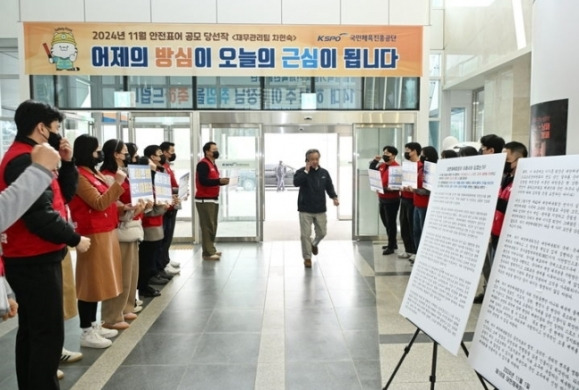 각종 비위 혐의로 직무가 정지된 이기흥(가운데) 대한체육회 회장이 21일 오전 체육회 노조원들의 규탄 시위를 뒤로하고 회장 집무실로 향하고 있다. 대한체육회 노동조합 제공