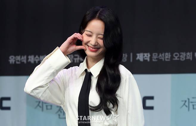 [서울=뉴시스] 김혜진 기자 = 배우 장규리가 21일 오후 서울 마포구 MBC에서 열린 MBC 새 금토드라마 '지금 거신 전화는' 제작발표회에서 포즈를 취하고 있다.  '지금 거신 전화는'은 협박 전화로 시작된, 정략결혼 3년 차 쇼윈도 부부의 시크릿 로맨스릴러다. 오는 22일 오후 9시 50분 첫 방송된다. 2024.11.21. jini@newsis.com /사진=김혜진