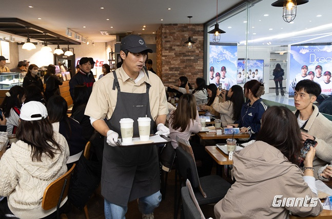 롯데 구승민이 20일 사직야구장 내 카페에서 서빙을 하고 있다. /사진=롯데 자이언츠 제공