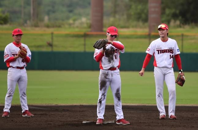 KIA 김두현(가운데)이 일본 오키나와에서 열리고 있는 2024년 마무리캠프에서 내야 펑고를 받고 있다. /사진=KIA 타이거즈 제공