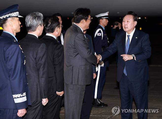 윤석열 대통령, APEC-G20 정상회의 일정 마치고 귀국 (성남=연합뉴스) 홍해인 기자 = 윤석열 대통령이 21일 31차 아시아태평양경제협력체(APEC) 및 19차 주요 20개국(G20) 정상회의 일정을 마친 뒤 성남 서울공항에 도착, 전용기인 공군 1호기에서 내려  마중 나온 정진석 비서실장과 인사하고 있다. 2024.11.21 hihong@yna.co.kr