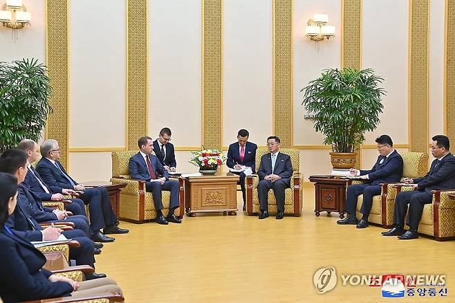 북한 김덕훈 내각총리, 러 정부대표단 단장 접견 (평양 조선중앙통신=연합뉴스) 북한 김덕훈 내각총리(가운데 오른쪽)는 20일 러시아 정부대표단 단장 알렉산드르 코즐로프 천연자원부 장관을 만수대의사당에서 접견했다고 조선중앙통신이 21일 보도했다.  2024.11.21 
    [국내에서만 사용가능. 재배포 금지. For Use Only in the Republic of Korea. No Redistribution] nkphoto@yna.co.kr