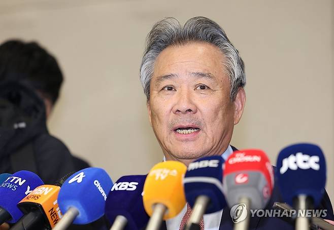 입장 밝히는 이기흥 대한체육회장 (영종도=연합뉴스) 김성민 기자 = 스위스에서 열린 세계올림픽도시연합 스포츠 서밋 출장을 마친 이기흥 대한체육회장이 13일 오후 인천시 영종도 인천국제공항 제2여객터미널을 통해 귀국한 뒤 입장을 밝히고 있다.  2024.11.13 ksm7976@yna.co.kr