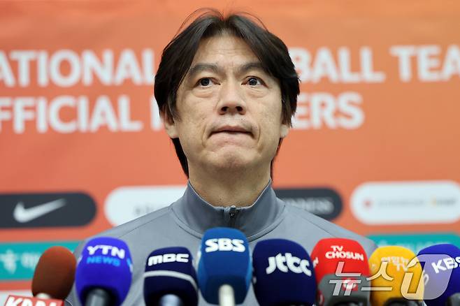 홍명보 대한민국 축구 국가대표팀 감독이 21일 오후 인천국제공항을 통해 귀국해 인터뷰를 하고 있다. 2024.11.21/뉴스1 ⓒ News1 이동해 기자