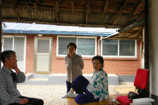 울산에 사는 둘째 언니 집에 모인 자매들을 막내인 엄마 이정인 씨가  2017년에 촬영한 사진. 이후 둘째 형부(맨왼쪽)는 세상을 떠나셨고 큰언니(가운데)는 치매에 걸리셨다/ 이정인 제공