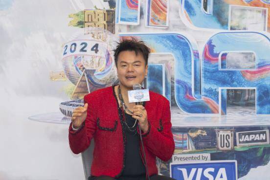 가수 박진영이 21일(현지 시각) 미국 로스앤젤레스(LA)에서 한국 취재진, 현지 기자들과 만나 기자회견을 하고 있다. /연합뉴스