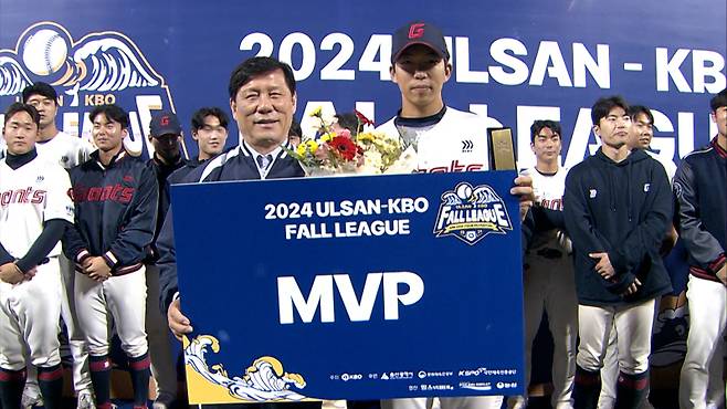 지난 울산 KBO 가을리그에서 초대 MVP에 선정된 김민석(오른쪽)과 허구연 KBO 총재. 사진=KBO