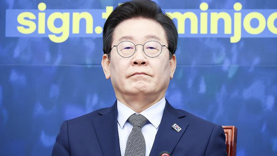 더불어민주당 이재명 대표가 20일 오전 국회에서 열린 최고위원회의에서 박찬대 원내대표의 발언을 경청하고 있다. 연합뉴스