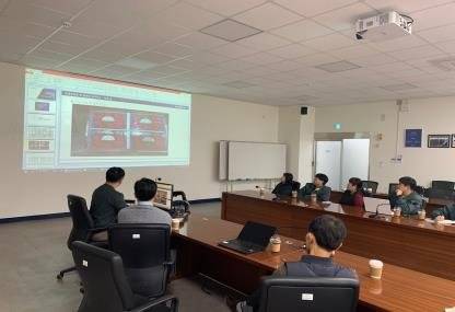 비츠로셀의 노사 대표가 현안을 협의하기 위해 분기마다 개최하는 노사협의회. [사진 노사발전재단]