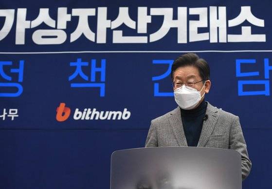 이재명 더불어민주당 대표가 대선후보 시절인 지난 2022년 서울 강남구 업비트라운지에서 열린 가상자산 거래소 현장 간담회를 마친 뒤 가상자산 관련 정책공약을 발표하고 있다. [국회사진기자단]