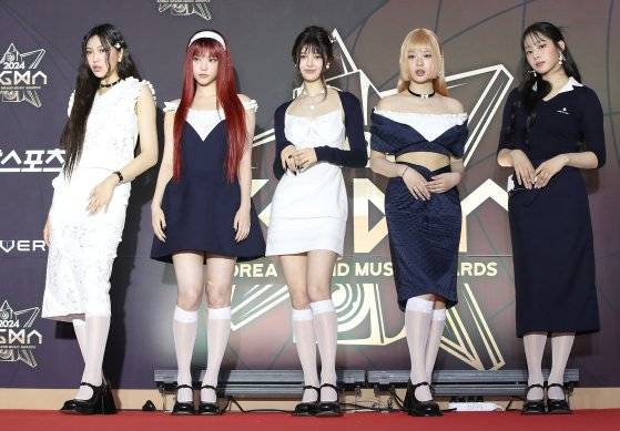 그룹 뉴진스가 지난 16일 오후 인천의 한 공연장에서 열린 '제1회 코리아 그랜드 뮤직 어워즈(2024 KGMA)' 레드카펫 행사에 참석해 포즈를 취하고 있다. 뉴스1