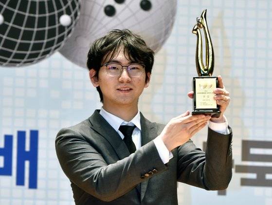 2024 삼성화재배에서 중국 딩하오 9단이 우승했다. 대회 사상 5번째 이룬 2연패 기록이다. 사진 한국기원