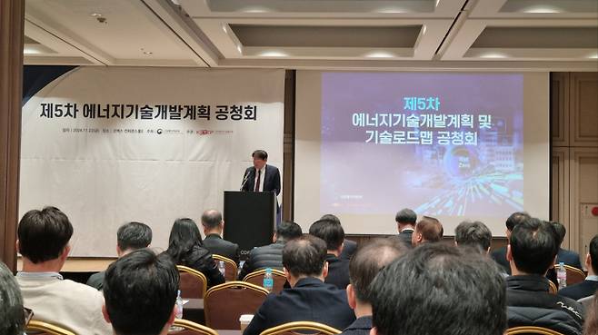 이승재 한국에너지기술평가원 원장이 22일 오후 서울 강남구 코엑스에서 열린 ‘제5차 에너지기술개발계획 공청회’에서 인사말을 하고 있다. 사진=김재민 기자&nbsp;