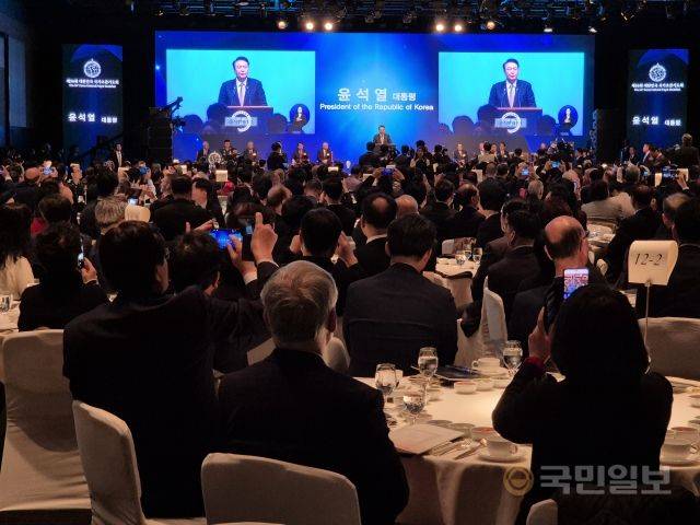 윤석열 대통령이 22일 서울 중구 신라호텔에서 열린 56회 대한민국 국가조찬기도회에서 대한민국의 개혁을 위해 성도들이 기도해 달라고 말하고 있다.